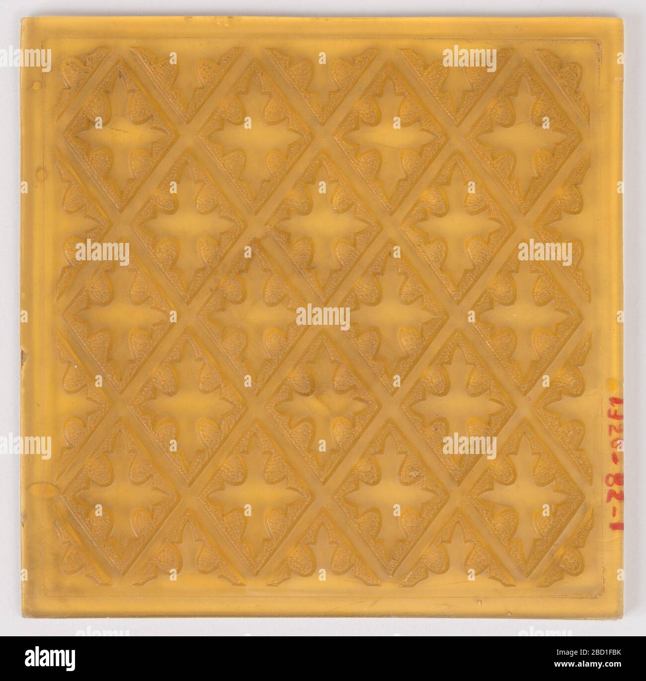 Mosaïque. Recherche en ProgressAmber. Motif de diamants bruts surélevés avec un motif dentelé en quatre parties enfoncé au centre de chacun. Mosaïque Banque D'Images