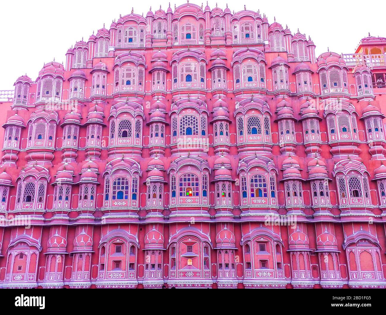 Hawa Mahal est un palais à Jaipur, Inde. Fabriqué avec le grès rouge et rose, le palais se trouve sur le bord du Palais de la Ville, Jaipur, Banque D'Images Hawa Mahal est un palais à Jaipur, Inde. Fabriqué avec le grès rouge et rose, le palais se trouve sur le bord du Palais de la Ville, Jaipur, Banque D'Images