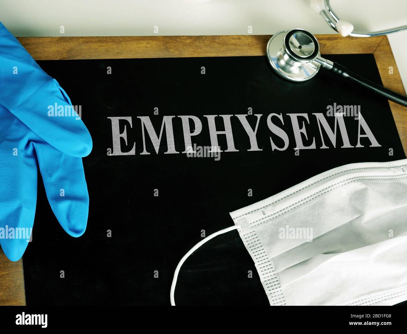 Diagnostic de l'emphysème sur le tableau noir et le stéthoscope. Banque D'Images