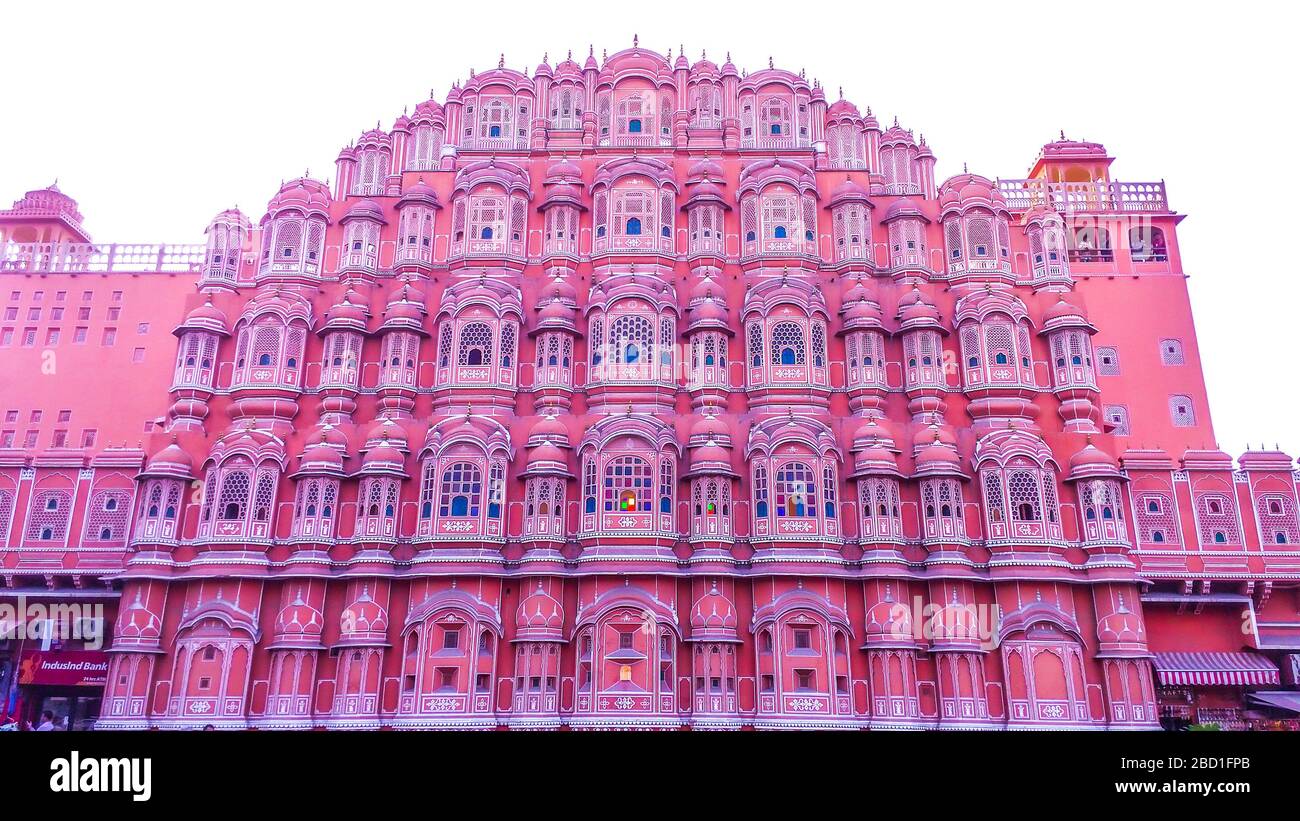 Hawa Mahal est un palais à Jaipur, Inde. Fabriqué avec le grès rouge et rose, le palais se trouve sur le bord du Palais de la Ville, Jaipur, Banque D'Images