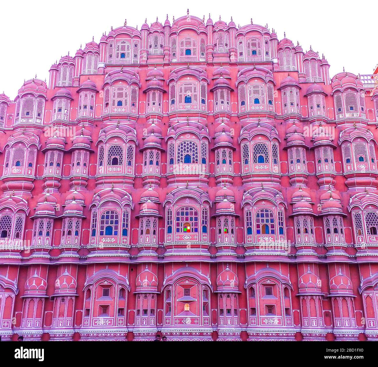 Hawa Mahal est un palais à Jaipur, Inde. Fabriqué avec le grès rouge et rose, le palais se trouve sur le bord du Palais de la Ville, Jaipur, Banque D'Images