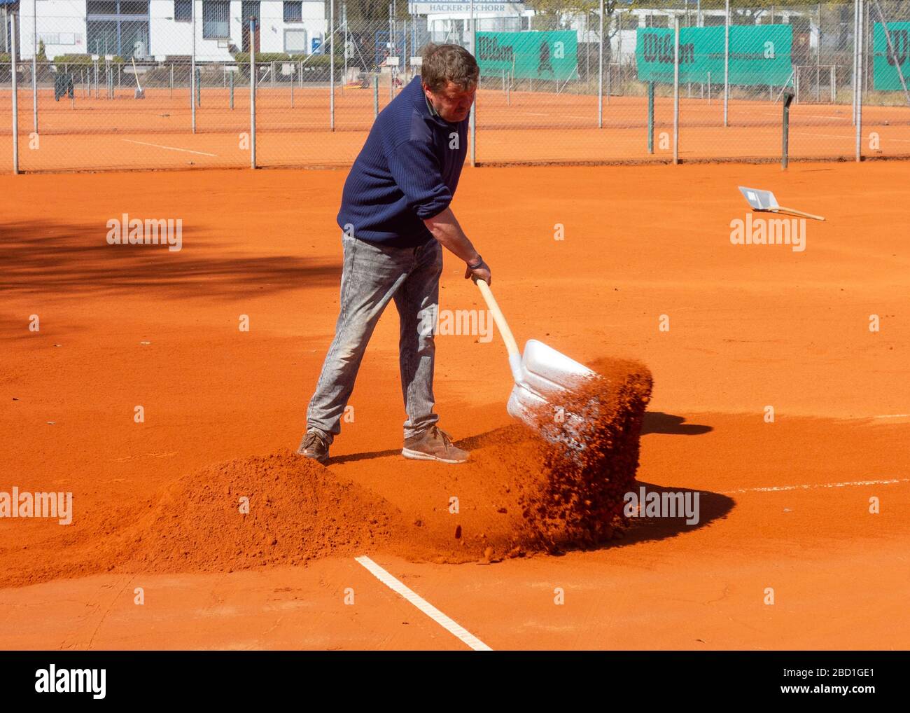 Travail de remise en service sur le court de tennis . Banque D'Images