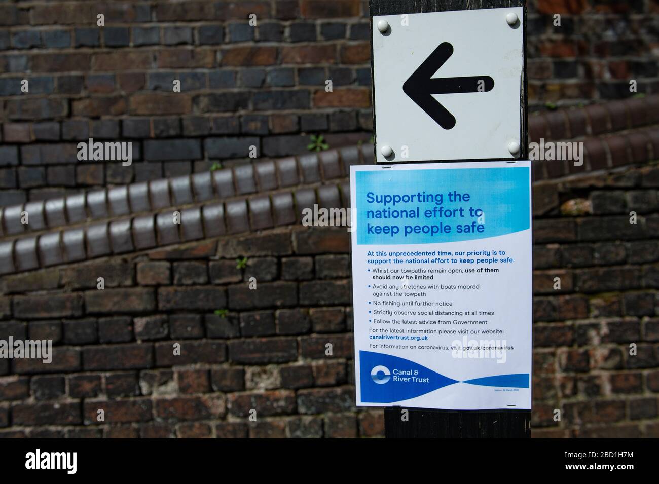 Le Canal and River Trust a commencé à mettre en place des panneaux à Birmingham, avertissant les gens de limiter l'utilisation des chemins d'accès aux canaux et de tenir compte des distances sociales. Banque D'Images