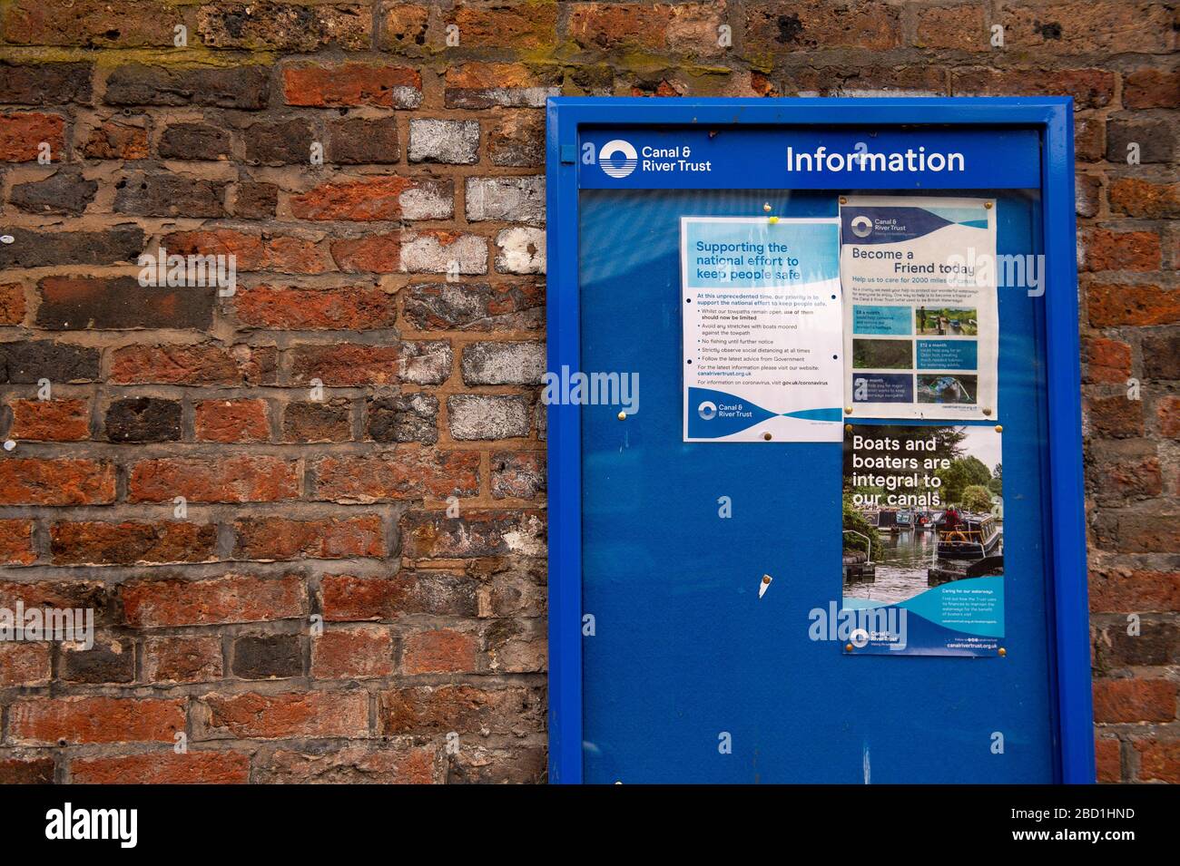 Le Canal and River Trust a commencé à mettre en place des panneaux à Birmingham, avertissant les gens de limiter l'utilisation des chemins d'accès aux canaux et de tenir compte des distances sociales. Banque D'Images