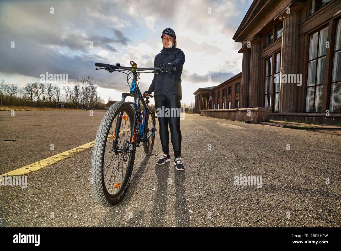 Réservoir vide isolé sur fond noir. Banque D'Images