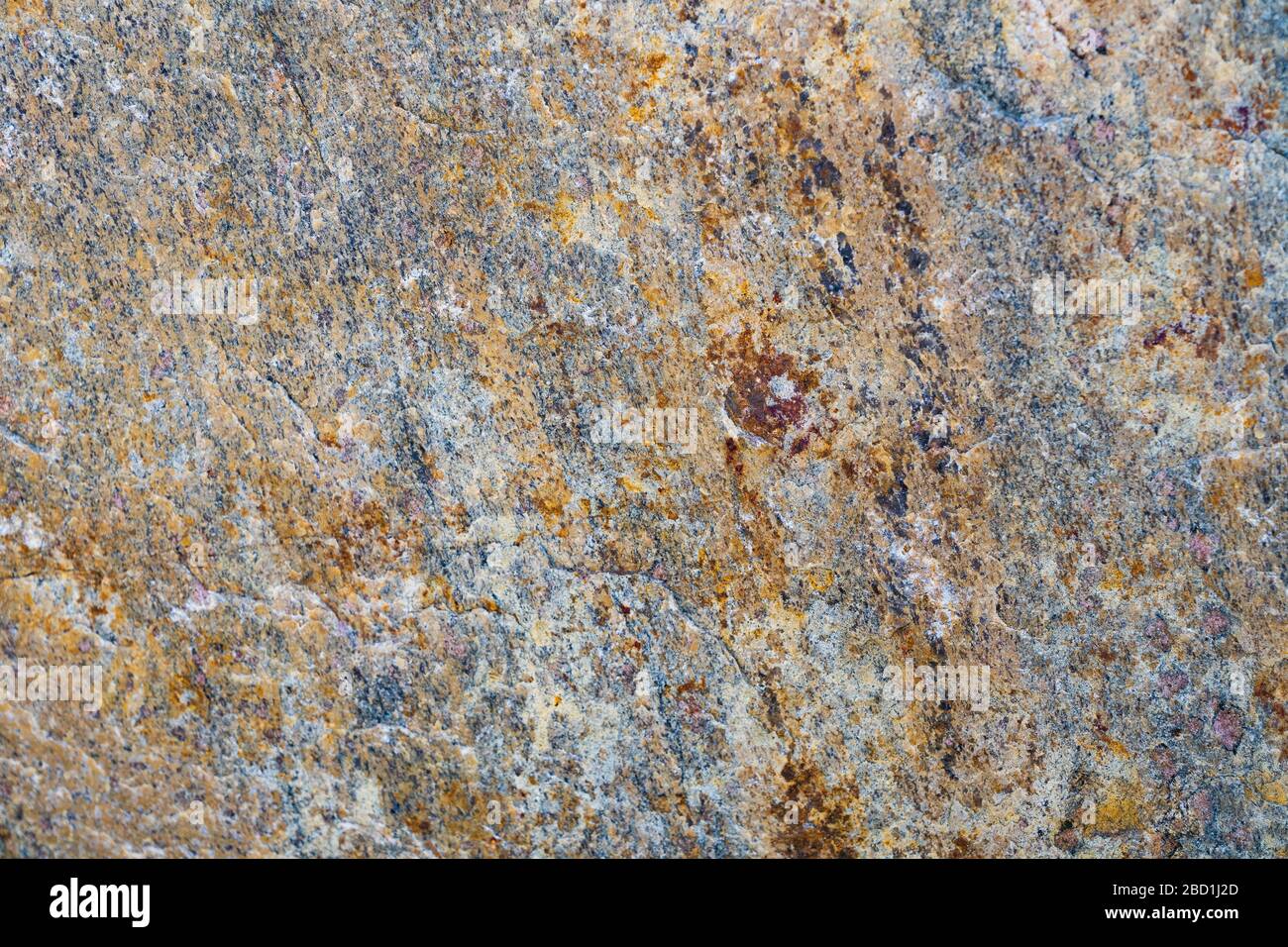 Texture du granite naturel de roche granit naturel, structure magmatique avec quartz et mica et traces d'érosion et d'oxyde. Banque D'Images