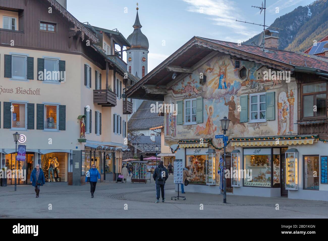 Architecture ornée et église paroissiale de Saint-Martin, Garmisch-Partenkirchen, Bavière, Allemagne, Europe Banque D'Images