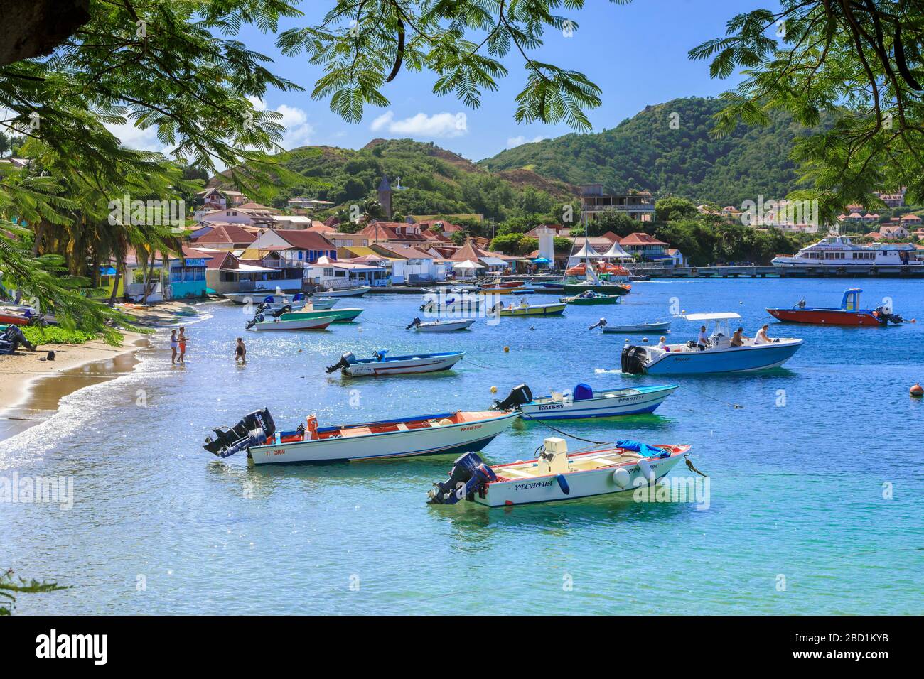 Anse du Bourg, plage et bateaux de la ville, Terre de Haut, Iles des Saintes, les Saintes, Guadeloupe, Iles Leeward, Caraïbes Banque D'Images