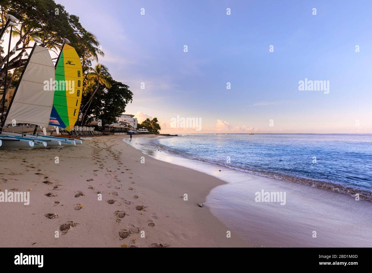 Baie de Paynes au lever du soleil, bateaux à voile colorés sur plage de sable rose, belle côte ouest, Barbade, îles Windward, Caraïbes Banque D'Images
