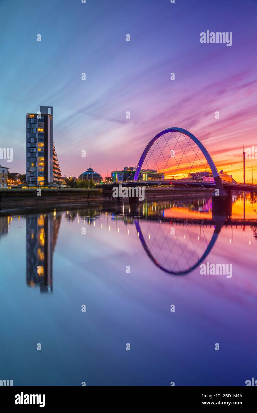 Clyde Arc (pont Squinty) au coucher du soleil, rivière Clyde, Glasgow, Écosse, Royaume-Uni, Europe Banque D'Images