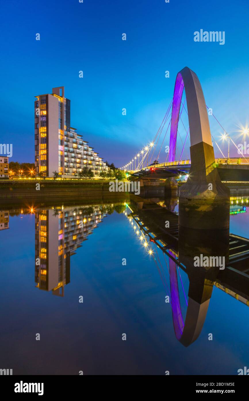 Clyde Arc (pont Squinty) au coucher du soleil, rivière Clyde, Glasgow, Écosse, Royaume-Uni, Europe Banque D'Images