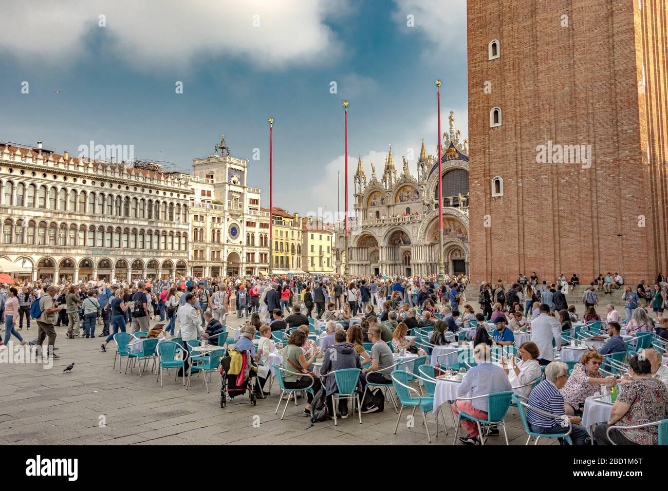 Les gens s'asseyant devant Caffè Aurora en prenant un café et des boissons sur la place Saint-Marc, Venise, Italie Banque D'Images
