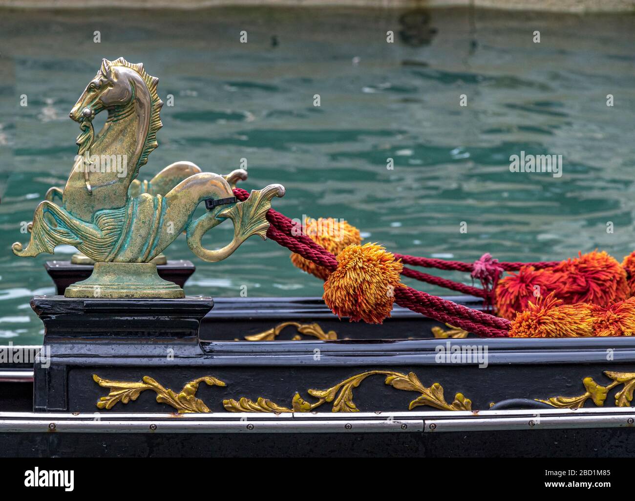 Gros plan sur les ornements dorés d'hippocampe sur le côté d'une télécabine vénitienne Gondolas sur le Grand Canal, Venise, Italie Banque D'Images