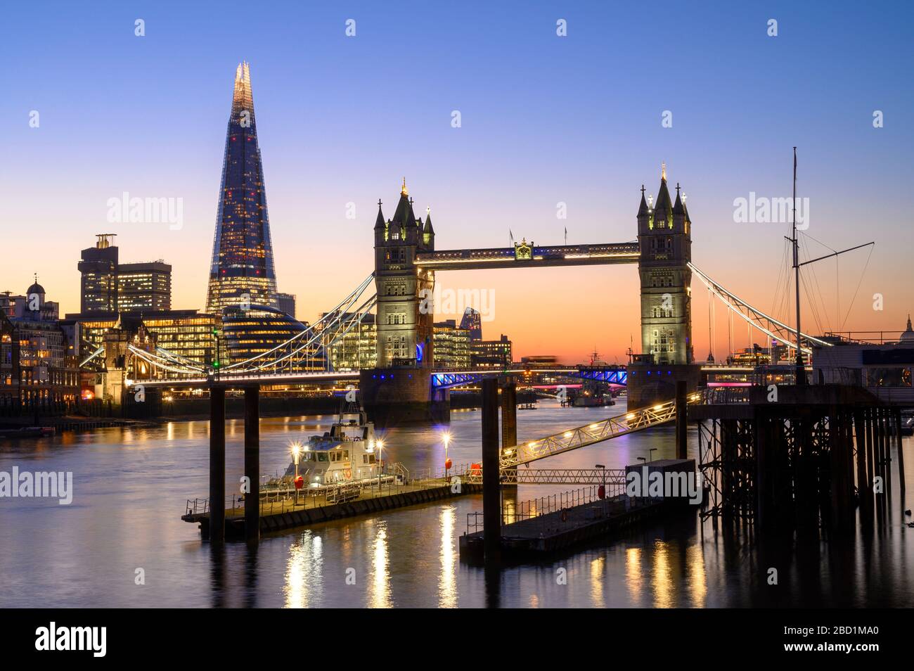 Le Shard et le Tower Bridge sur la Tamise de nuit, Londres, Angleterre, Royaume-Uni, Europe Banque D'Images