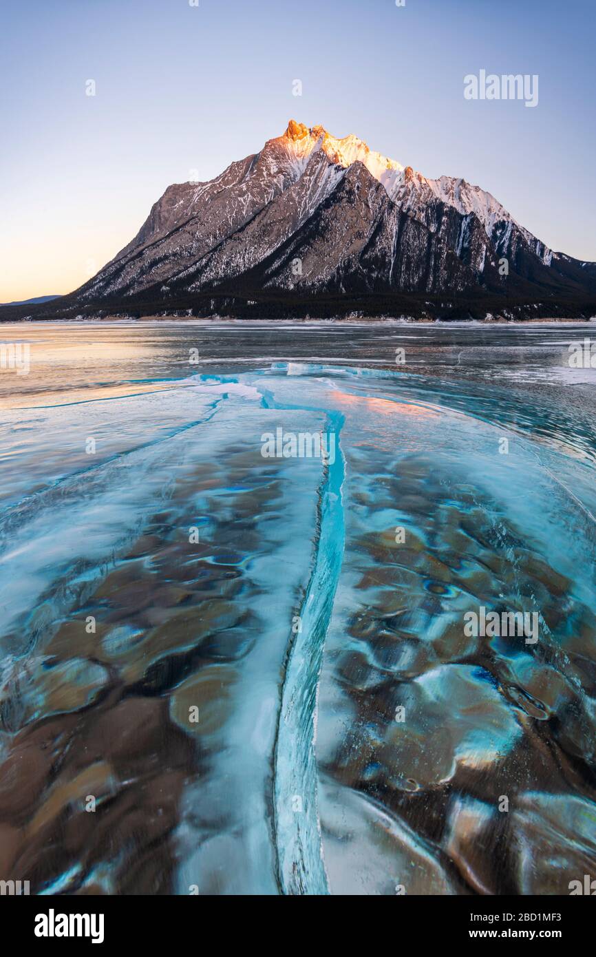 Formation de glace au lac Abraham, aux plaines Kootenay, en Alberta, dans les Rocheuses canadiennes, au Canada, en Amérique du Nord Banque D'Images