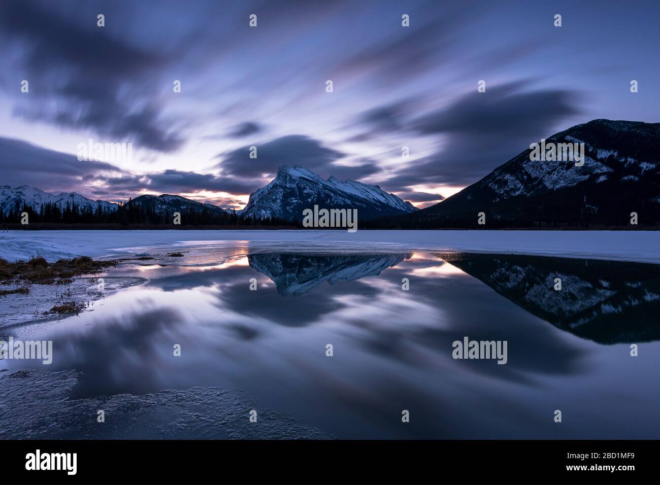 Mount Rundle et Vermillion Lakes au lever du soleil, parc national Banff, site du patrimoine mondial de l'UNESCO, Alberta, Rocheuses canadiennes, Canada, Amérique du Nord Banque D'Images