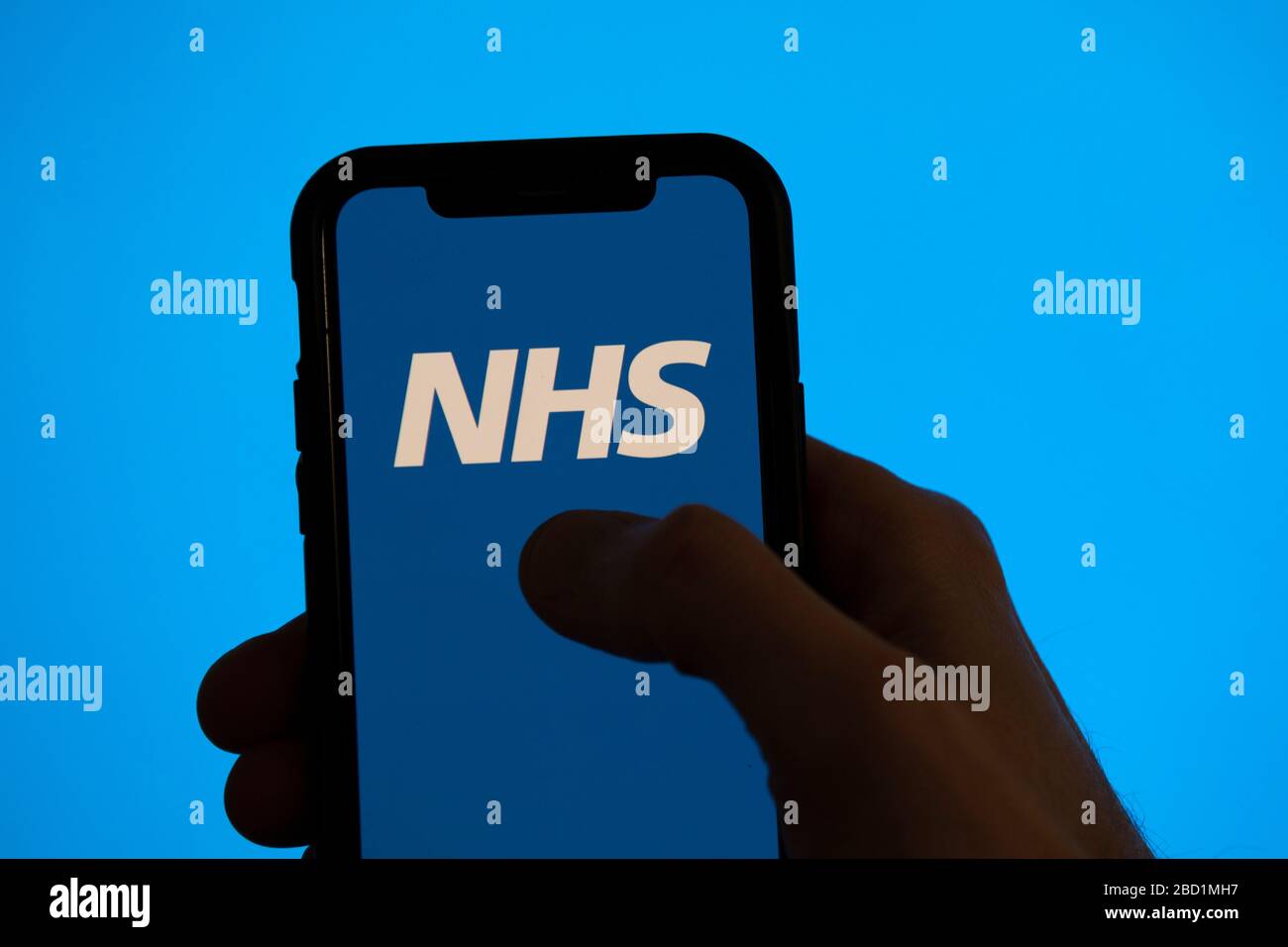 LONDRES, Royaume-Uni - 6 avril 2020 : logo du NHS National Health Service sur un smartphone Banque D'Images