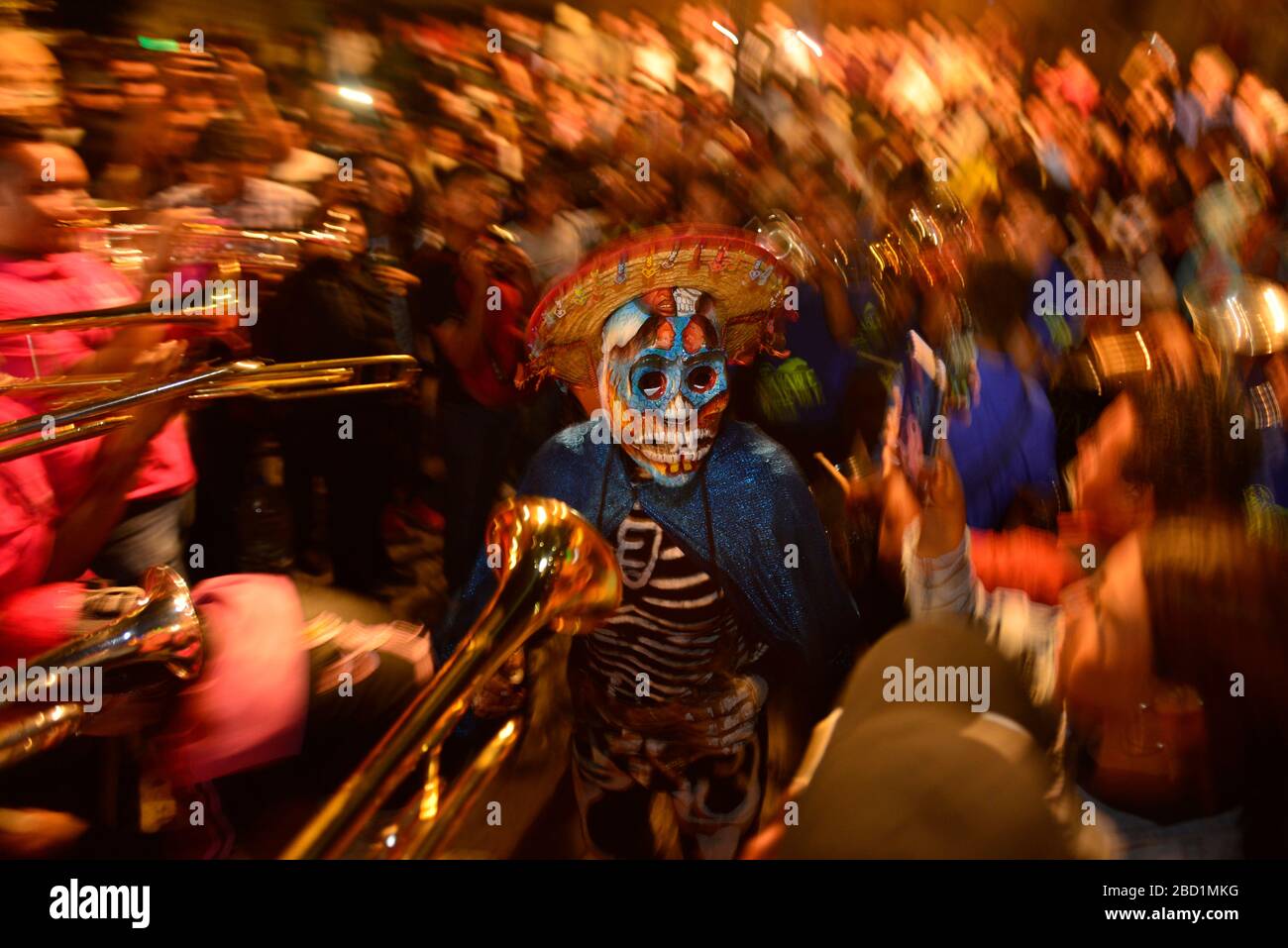 Personnes participant à des comparasas (danses de rue) pendant la célébration de la Journée des morts, Oaxaca City, Oaxaca, Mexique, Amérique du Nord Banque D'Images