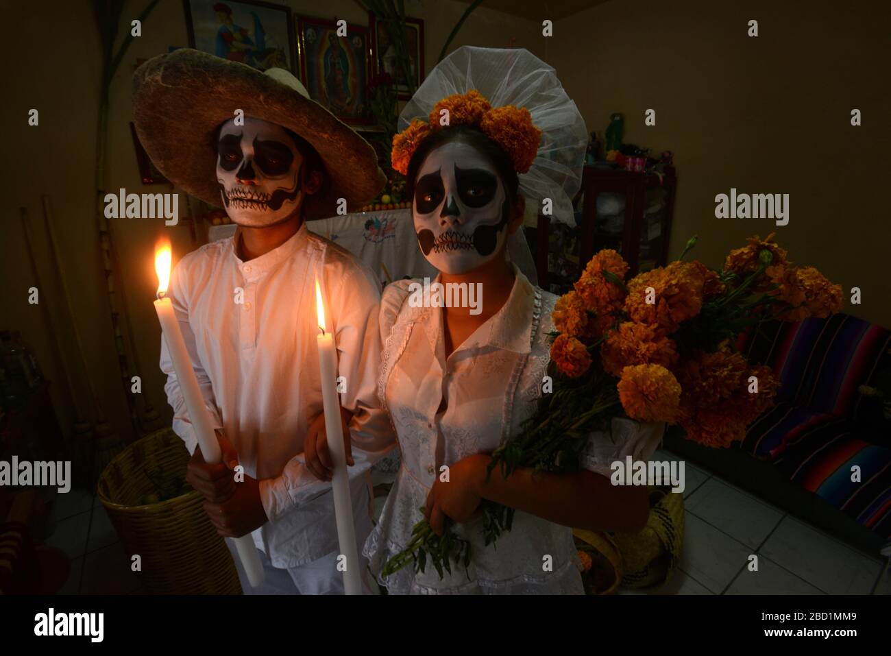 Couple représentant un mariage tenant des bougies et des marigoles pendant la célébration de la Journée des morts, Mitla, Oaxaca, Mexique, Amérique du Nord Banque D'Images