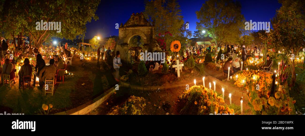 Vue panoramique du cimetière d'Atzompa pendant la célébration de la Journée des morts, d'Atzompa, d'Oaxaca, du Mexique, d'Amérique du Nord Banque D'Images