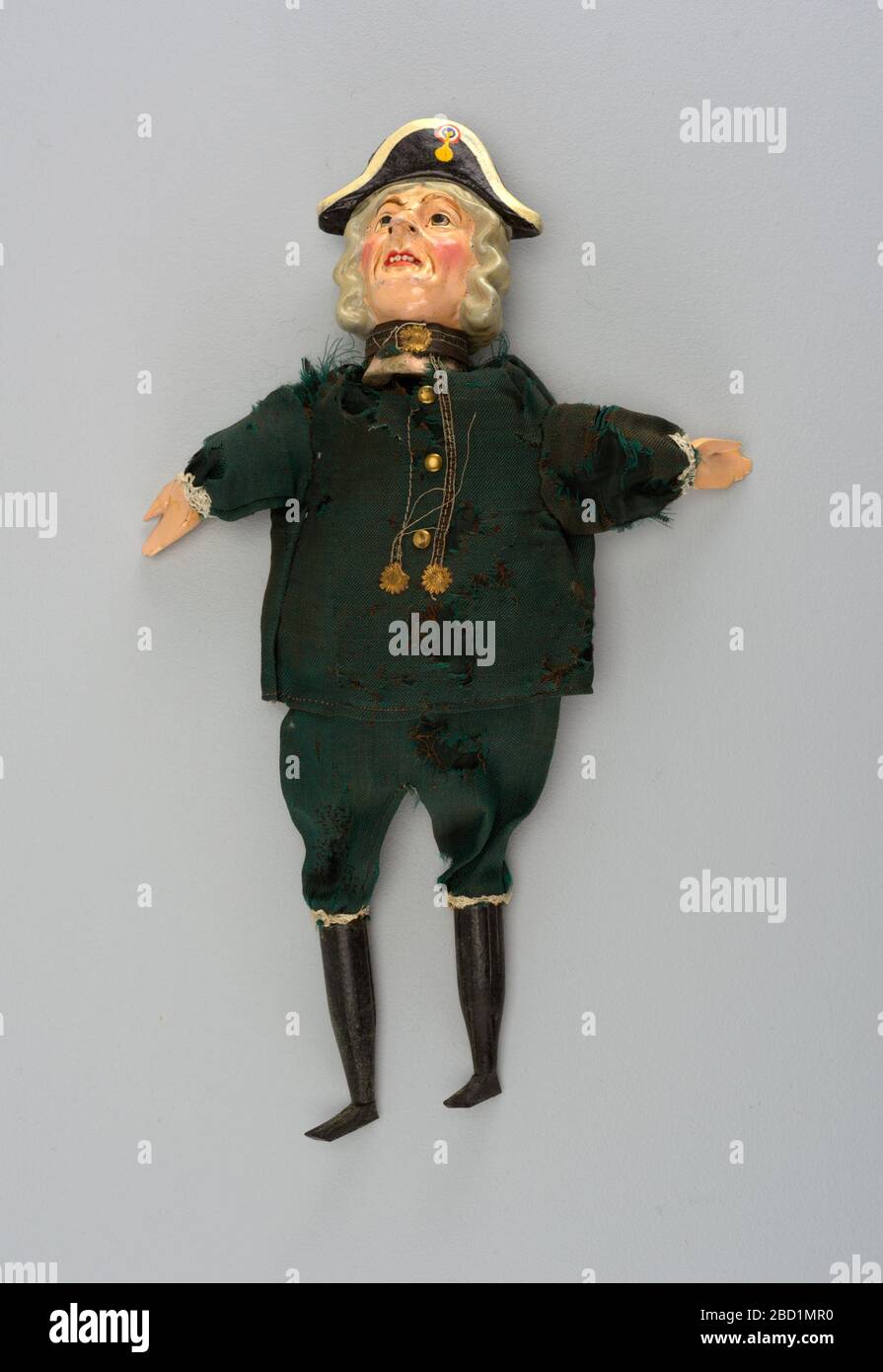 L'amiral. Recherche en ProgressBa peint à juste titre la tête avec le bicorne noir et blanc avec la cocarde tricolore. Uniforme vert. Flexible et patins noirs. Boutons et décorations dorés. Dentelle aux genoux et aux poignets. Possible caricature de l'amiral Nelson. L'amiral Banque D'Images