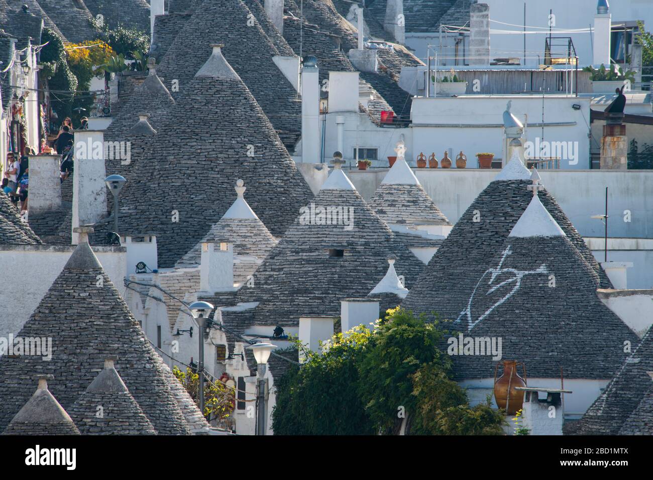Toits coniques en pierre sèche sur trulli, maisons de commerce à Alberobello, site classé au patrimoine mondial de l'UNESCO, province de Bari, Pouilles, Italie, Europe Banque D'Images