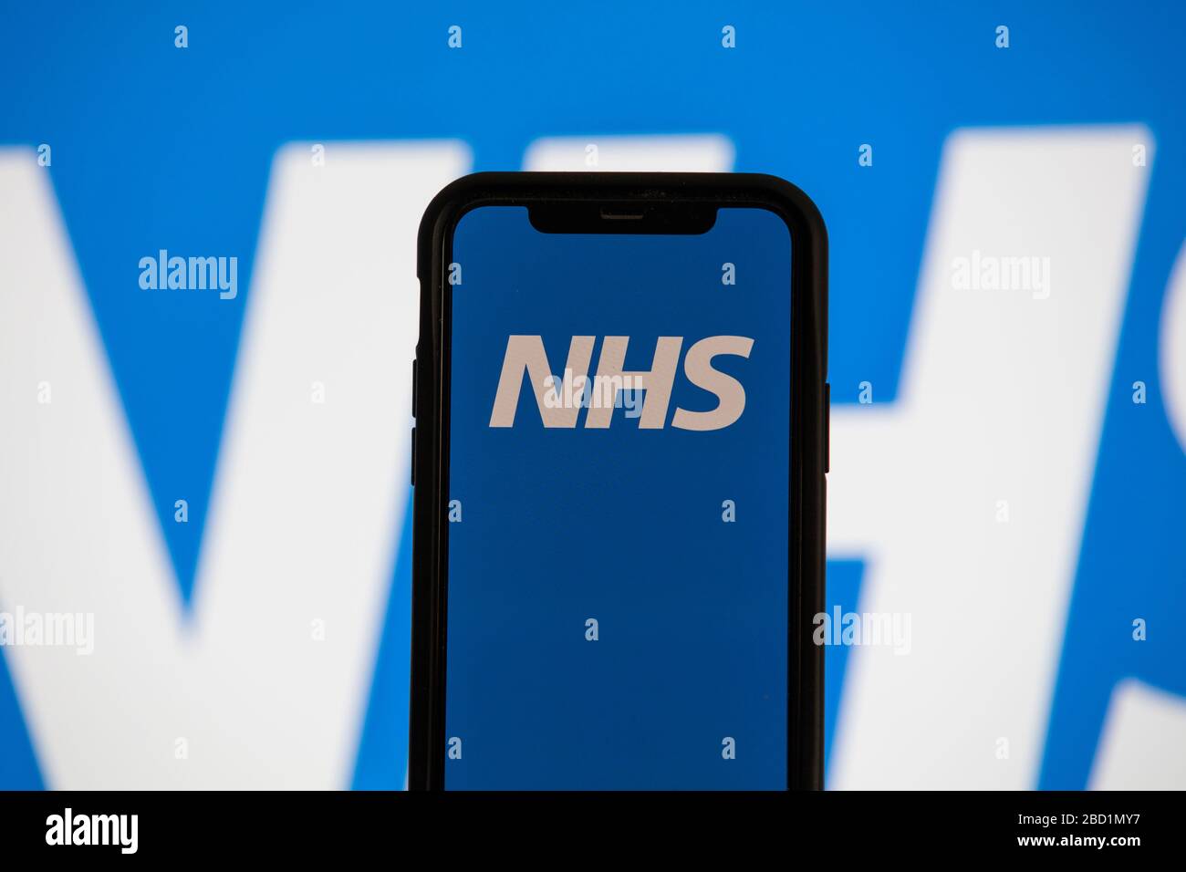 LONDRES, Royaume-Uni - 6 avril 2020 : logo du NHS National Health Service sur un smartphone Banque D'Images