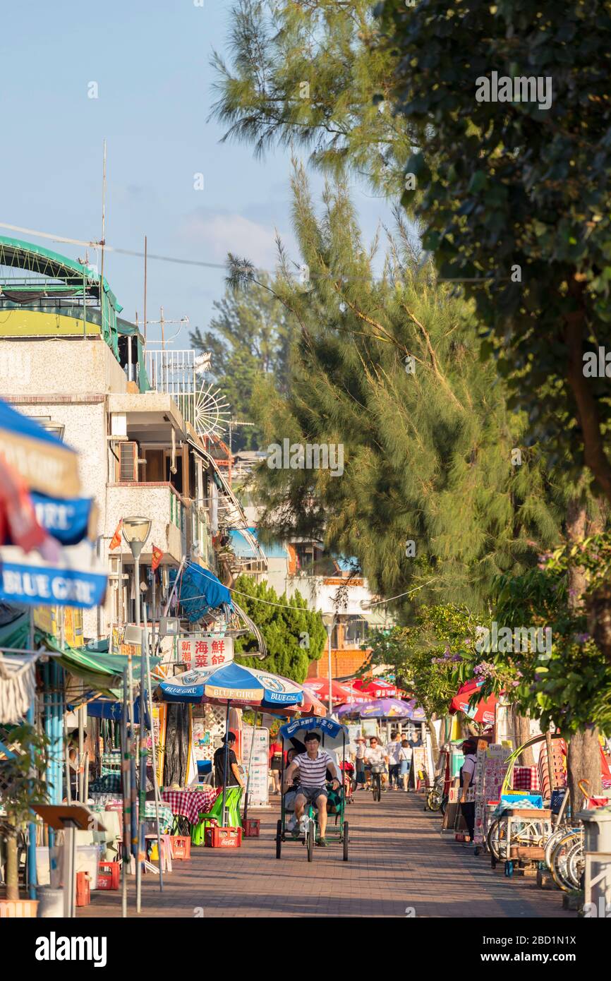 Les gens qui font du vélo le long de la promenade, Cheung Chau, Hong Kong, Chine, Asie Banque D'Images