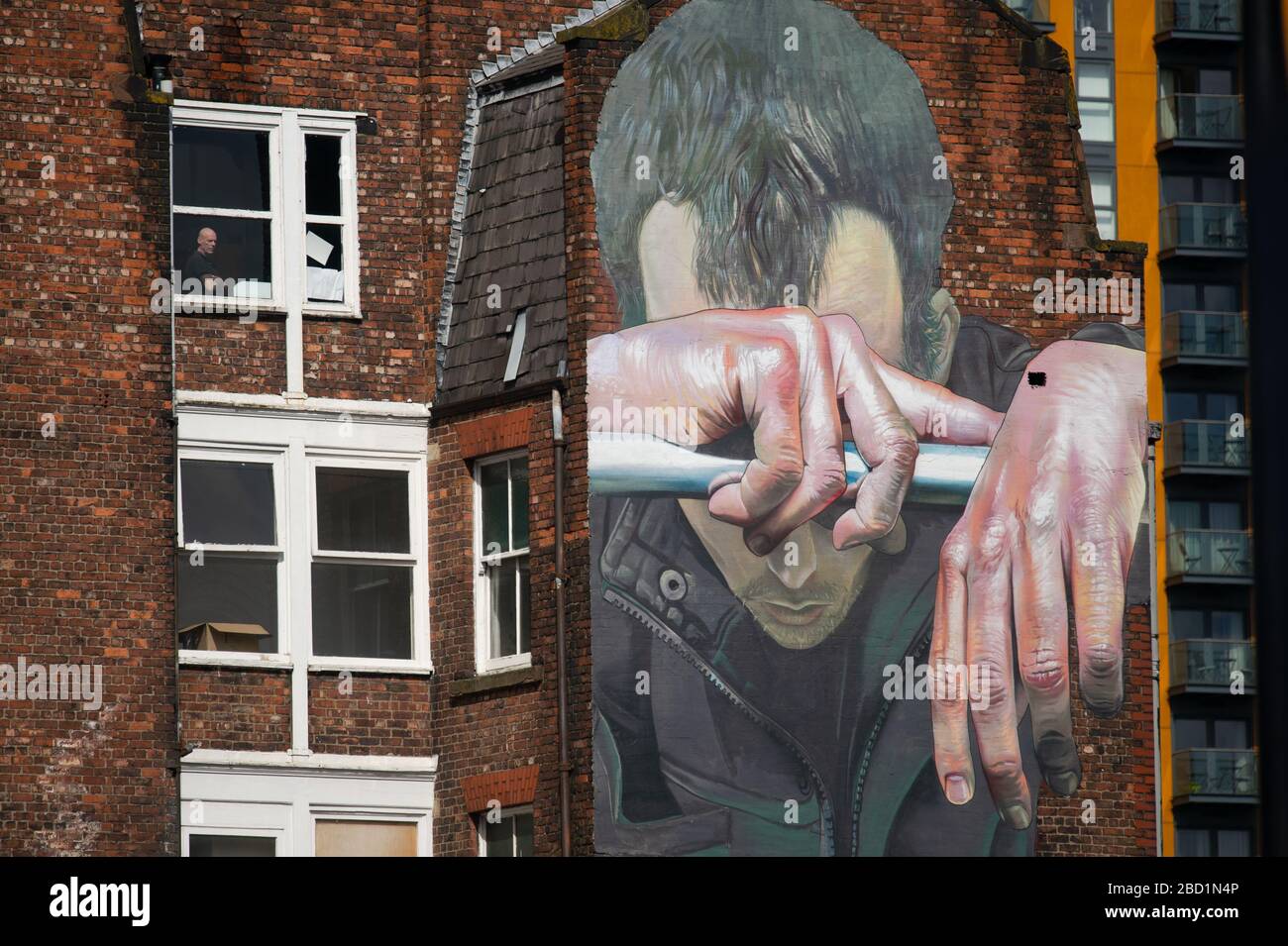 Manchester, Royaume-Uni. 06 avril 2020. Un homme sort de sa fenêtre au-dessus de quelques œuvres d'art de rue sur Great Ancoats Street dans le centre-ville de Manchester, le lundi 6 avril 2020. (Crédit: Pat Scaasi | mi News) crédit: MI News & Sport /Alay Live News Banque D'Images