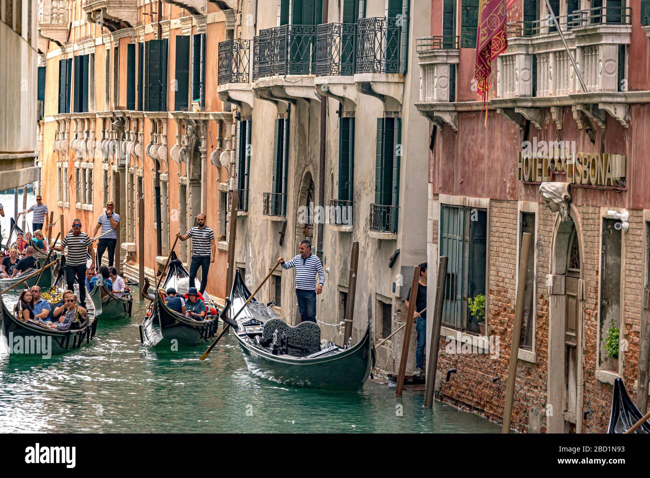 Plusieurs Gondolas se rapprochés sur Rio de San Moise, se rendant à la station de télécabine de S Moise, San Marco, Venise, Italie Banque D'Images