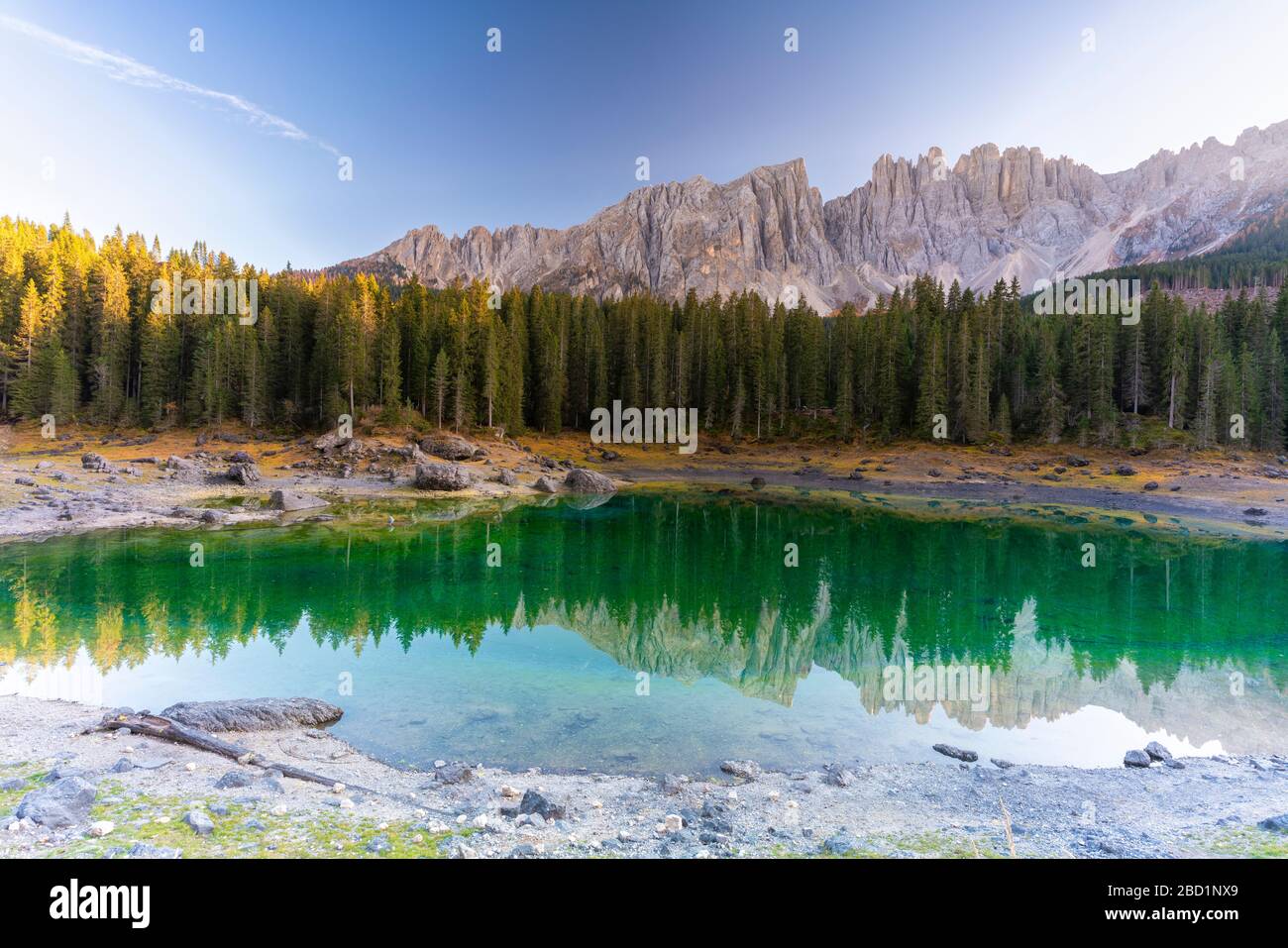 Coucher de soleil sur le lac Carezza et la chaîne de montagnes de Latemar, Dolomites, Tyrol du Sud, Italie, Europe Banque D'Images