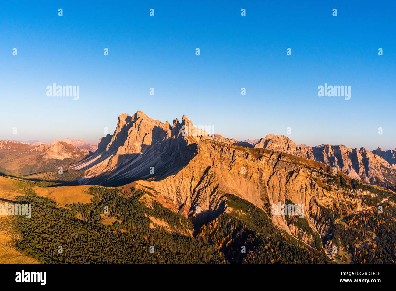Vue aérienne du coucher du soleil sur la montagne de Seceda en automne, Parc naturel de Cisles-Odle, Dolomites, Val Gardena, Tyrol du Sud, Italie, Europe Banque D'Images
