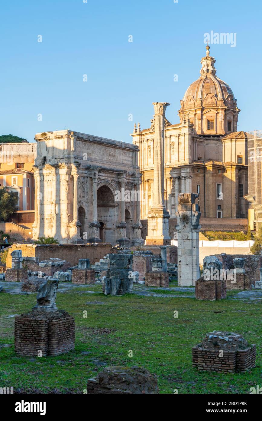 Settimio Severo Arch et Colonna di Foca, Forum impérial (Fori Imperiali), site classé au patrimoine mondial de l'UNESCO, Rome, Lazio, Italie, Europe Banque D'Images
