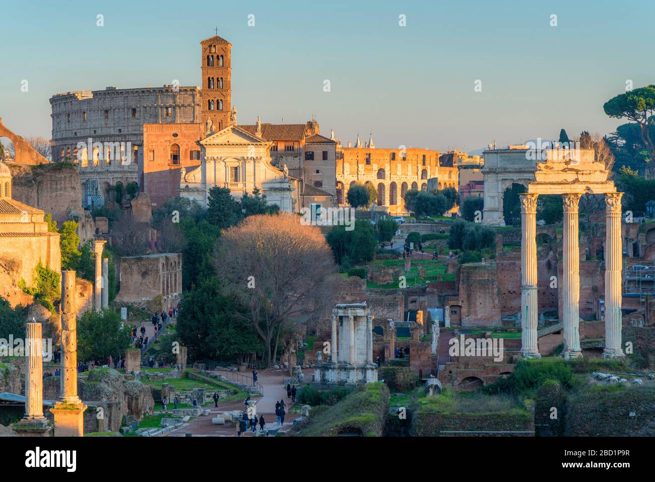 Ruines du Forum impérial (Fori Imperiali) et du Colisée, site classé au patrimoine mondial de l'UNESCO, Rome, Lazio, Italie, Europe Banque D'Images