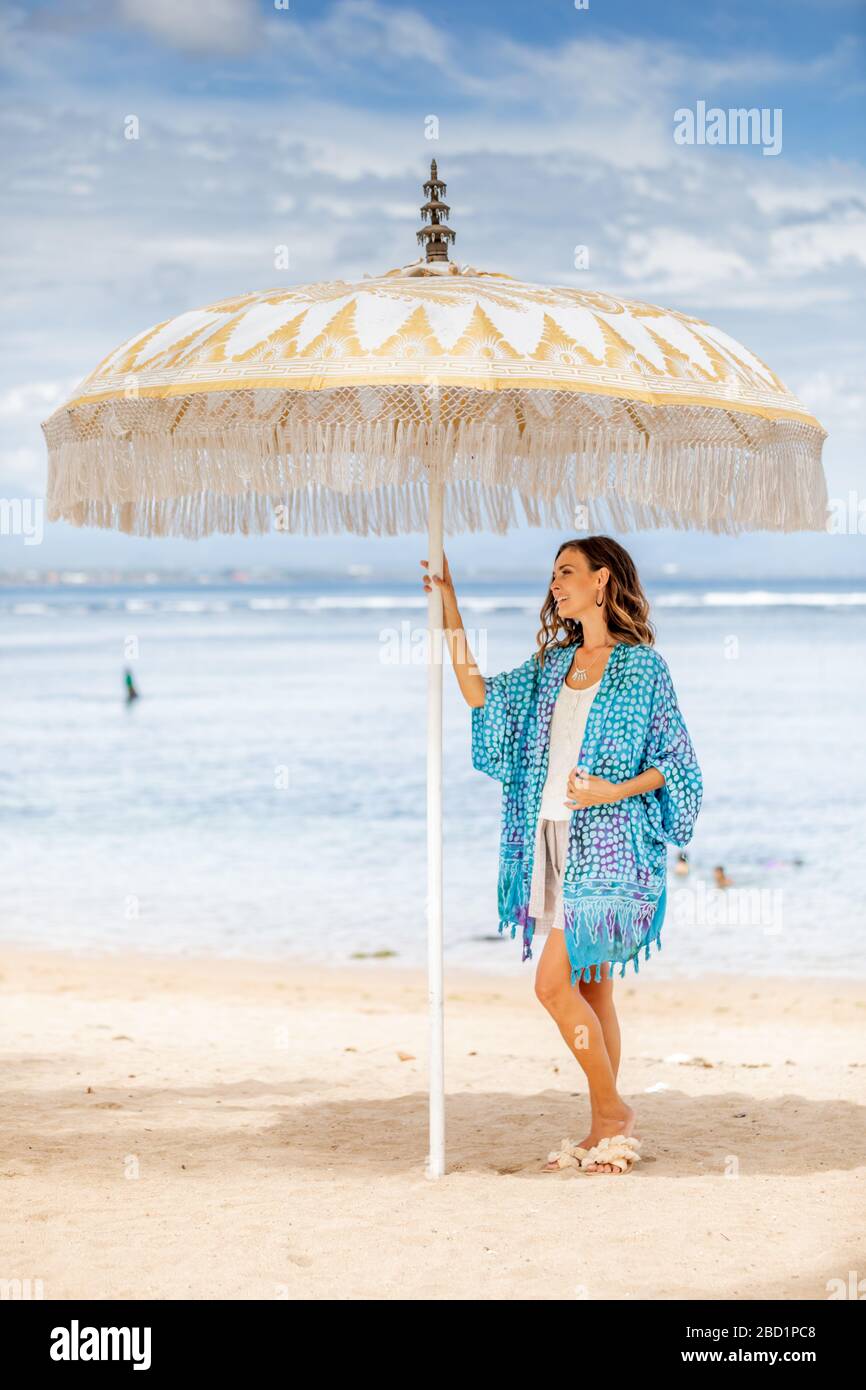 Femme à Sanur Beach, Bali, Indonésie, Asie du Sud-est, Asie Banque D'Images