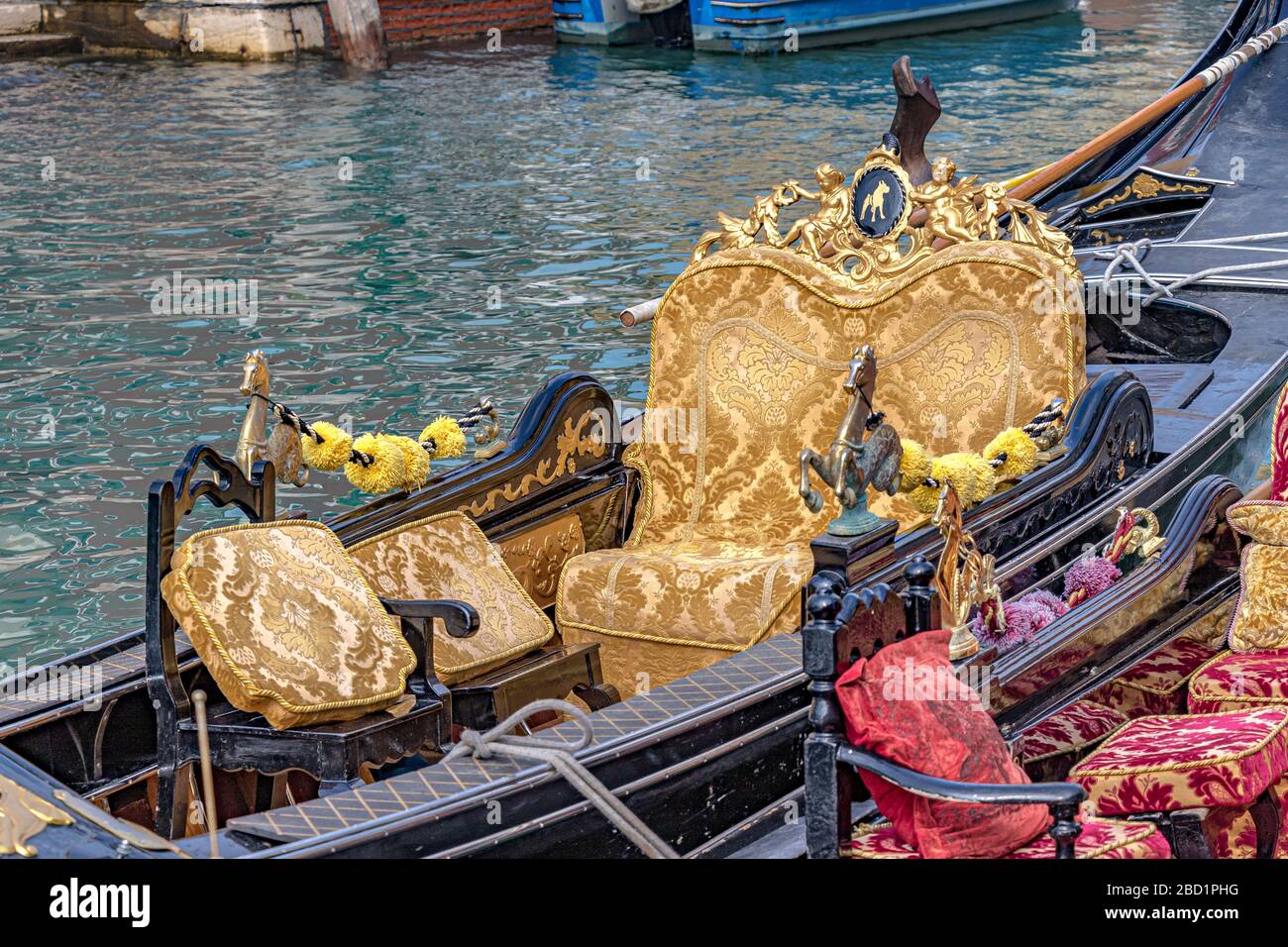 Près de l'intérieur d'une télécabine sur le Grand Canal , montrant les sièges et coussins en velours d'or, Venise, Italie Banque D'Images