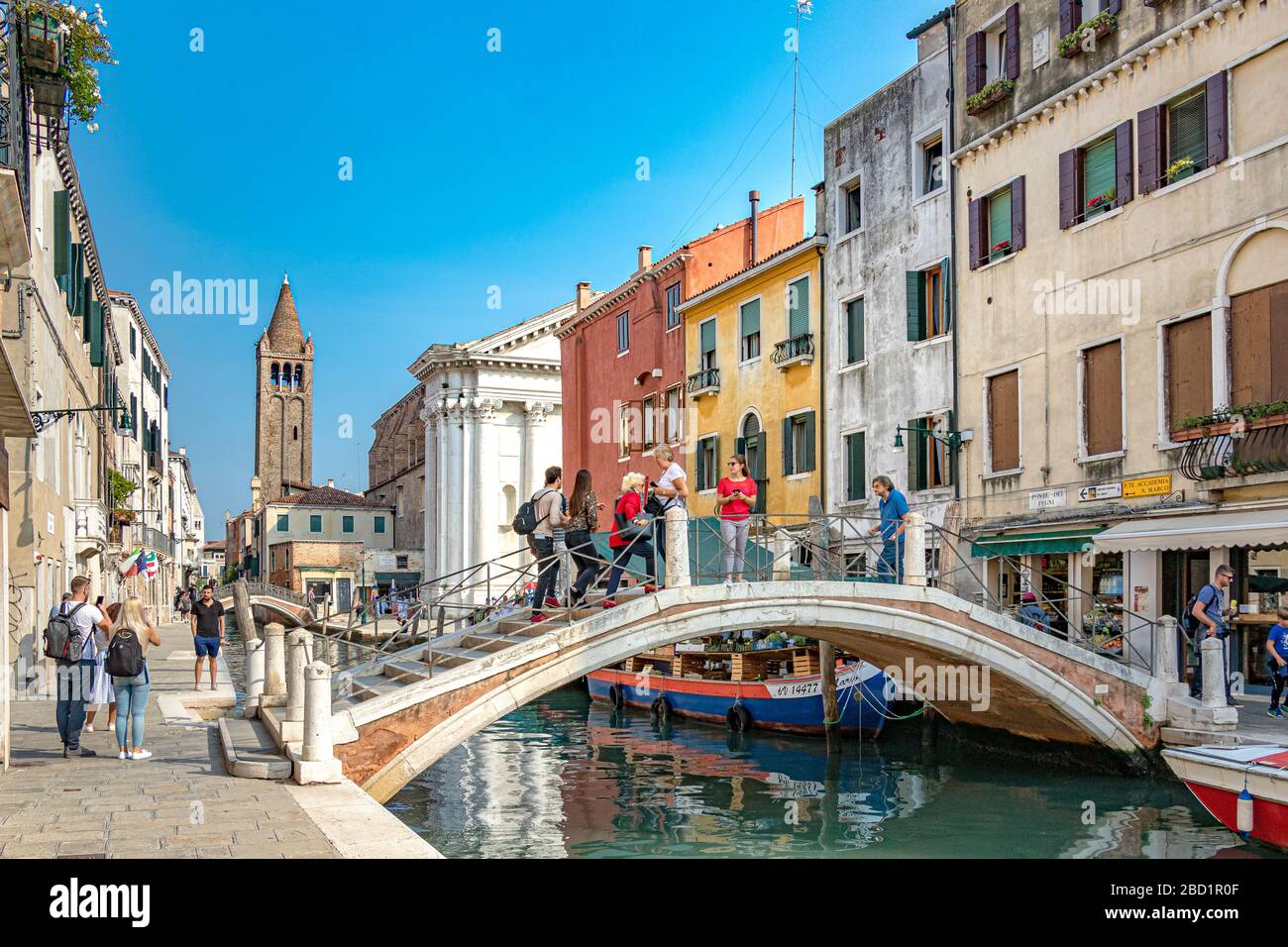 Ponte dei Pugni près de Campo San Barnaba un pont de canal au-dessus du Rio San Barnaba connu pour les combats de poing anciens, Venise, Italie Banque D'Images