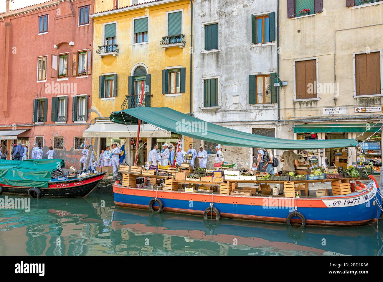 Un stand flottant de fruits et légumes frais près du pont Ponte Dei Pugni le long de Fondamenta Gherardini, Venise Italie Banque D'Images