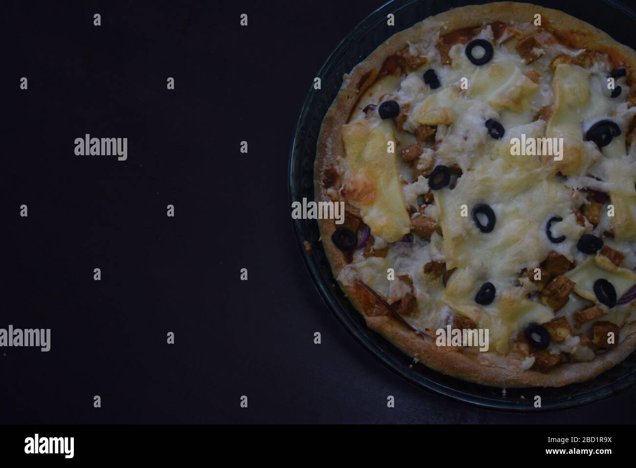 Délicieux fromage au poulet pizza avec pâte de blé entier et espace pour ajouter du texte Banque D'Images