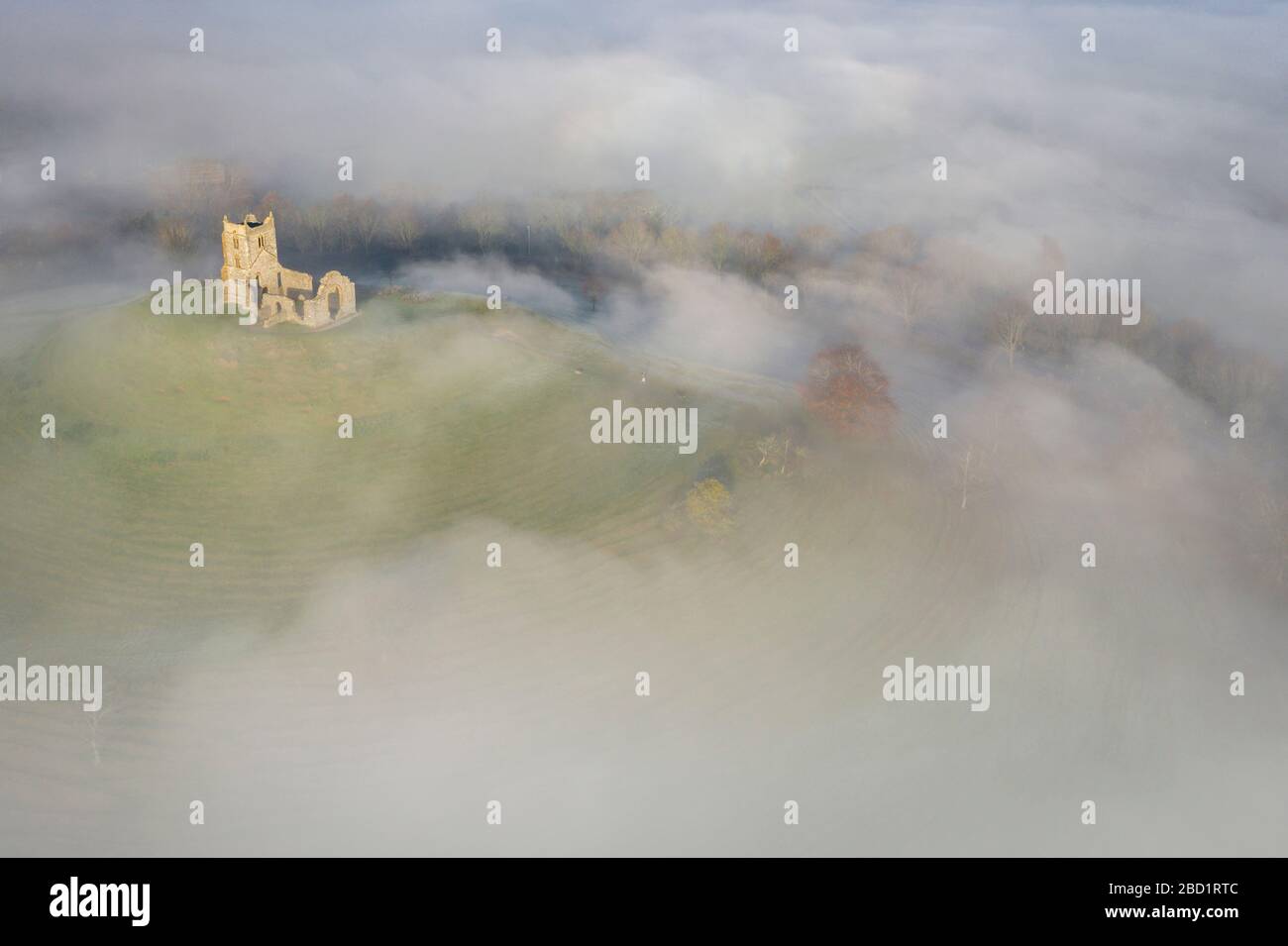 Image aérienne de l'église St Michael sur Burrow Mump, entourée d'une couverture de brume, Burrowbridge, Somerset, Angleterre, Royaume-Uni, Europe Banque D'Images