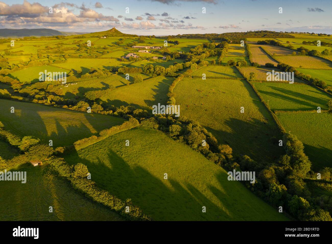 Vue aérienne par drone de campagne vallonnée près de Brentor, Devon, Angleterre, Royaume-Uni, Europe Banque D'Images