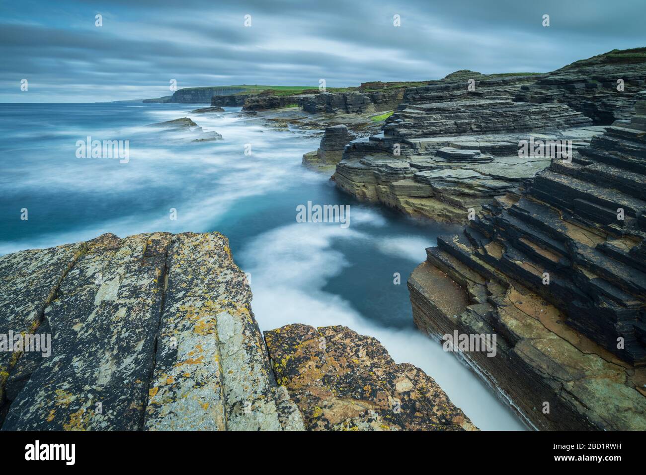 Paysage côtier spectaculaire sur la côte nord d'Orkney, Ecosse, Royaume-Uni, Europe Banque D'Images