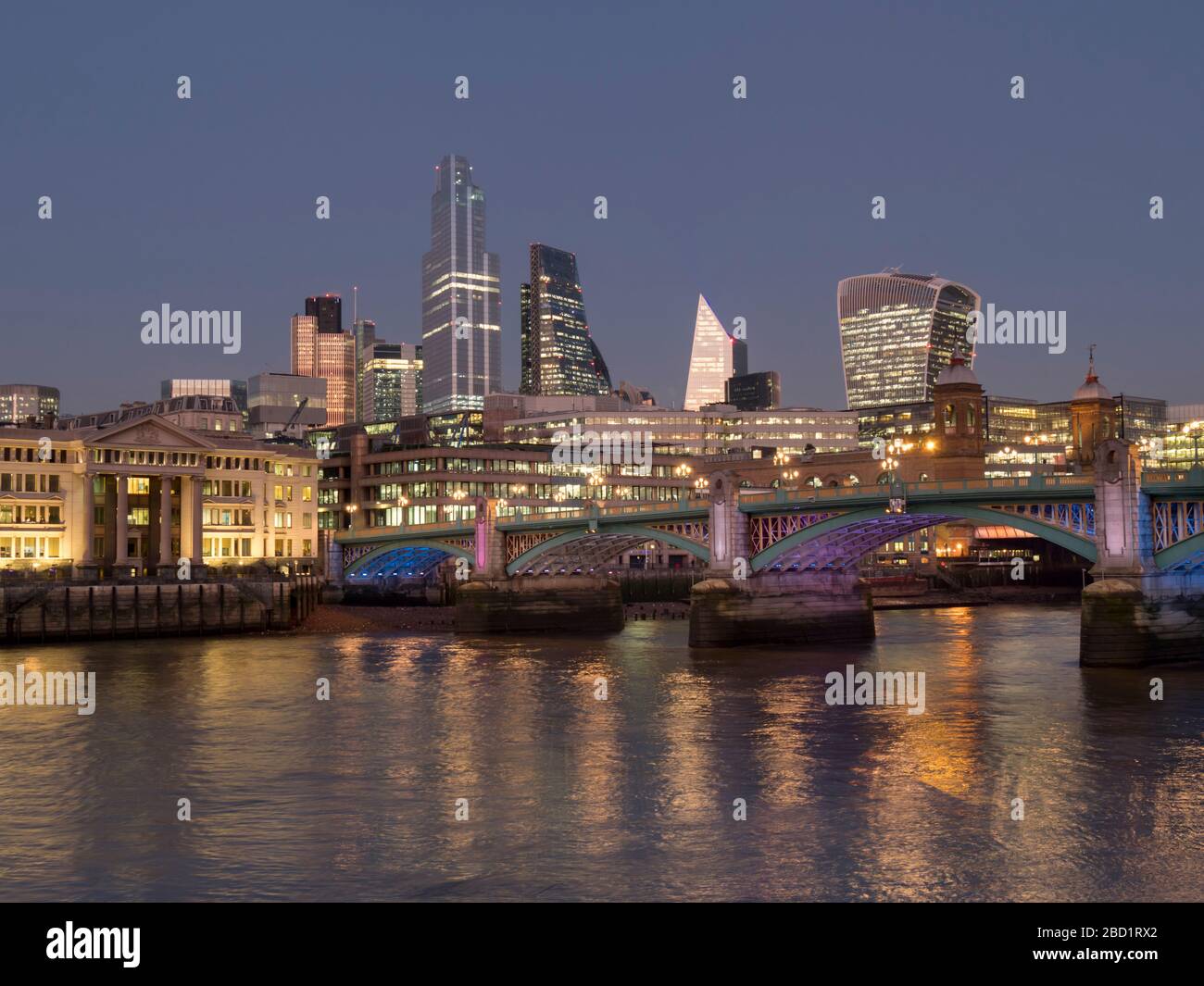 Paysage urbain avec 22 Bishopsgate Tower et Southwark Bridge au crépuscule, Londres, Angleterre, Royaume-Uni, Europe Banque D'Images Paysage urbain avec 22 Bishopsgate Tower et Southwark Bridge au crépuscule, Londres, Angleterre, Royaume-Uni, Europe Banque D'Images
