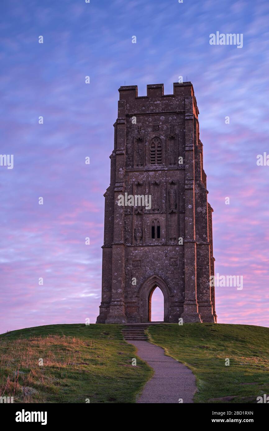 Tour St. Michael's sur Glastonbury Tor à l'aube en hiver, Glastonbury, Somerset, Angleterre, Royaume-Uni, Europe Banque D'Images