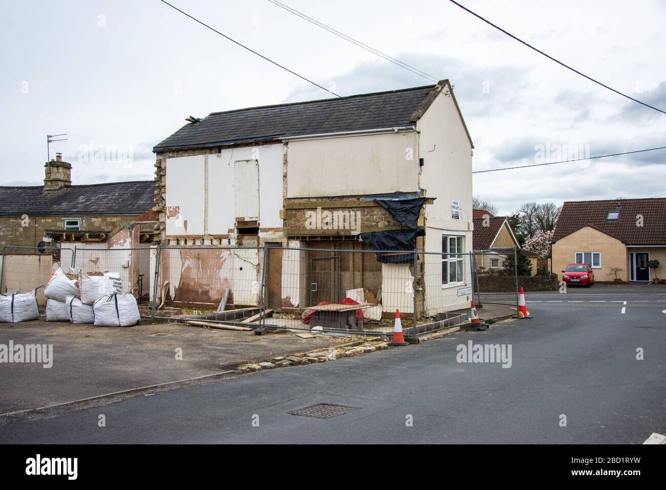 La maison finale d'une terrasse avec la terrasse démolie , entourée d'escrime de sécurité et d'équipements de constructeurs Banque D'Images