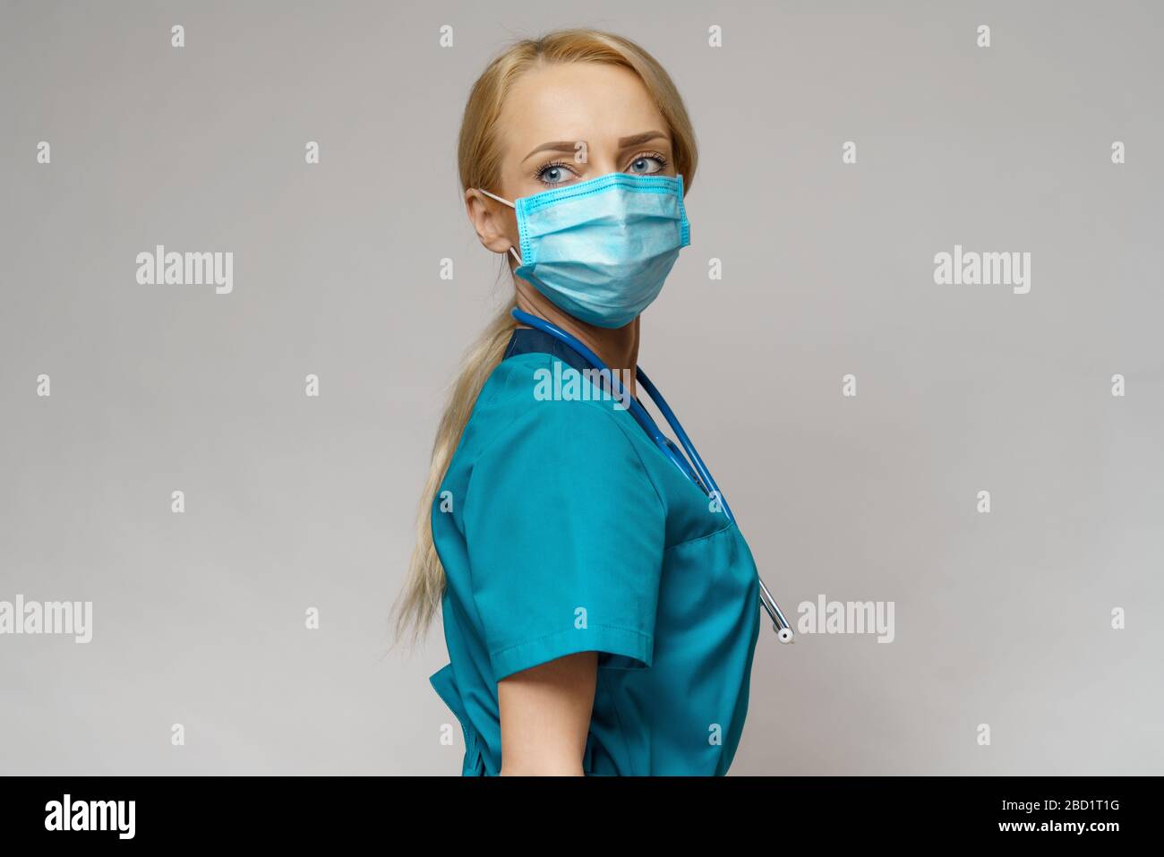 infirmière médecin femme avec stéthoscope portant un masque de protection et des gants en caoutchouc ou en latex Banque D'Images
