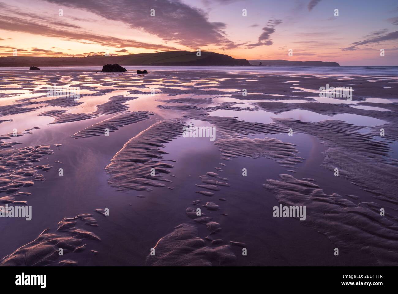 Ciel rose au lever du soleil en hiver au-dessus de la plage de sable de Bigbury-on-Sea, South Hams, Devon, Angleterre, Royaume-Uni, Europe Banque D'Images