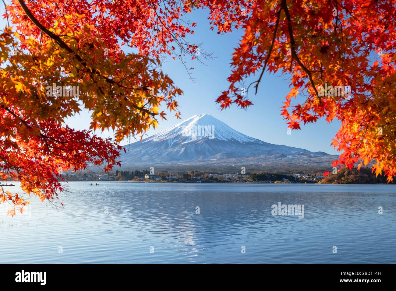 Mont Fuji, site classé au patrimoine mondial de l'UNESCO, et lac Kawaguchi, préfecture de Yamanashi, Honshu, Japon, Asie Banque D'Images