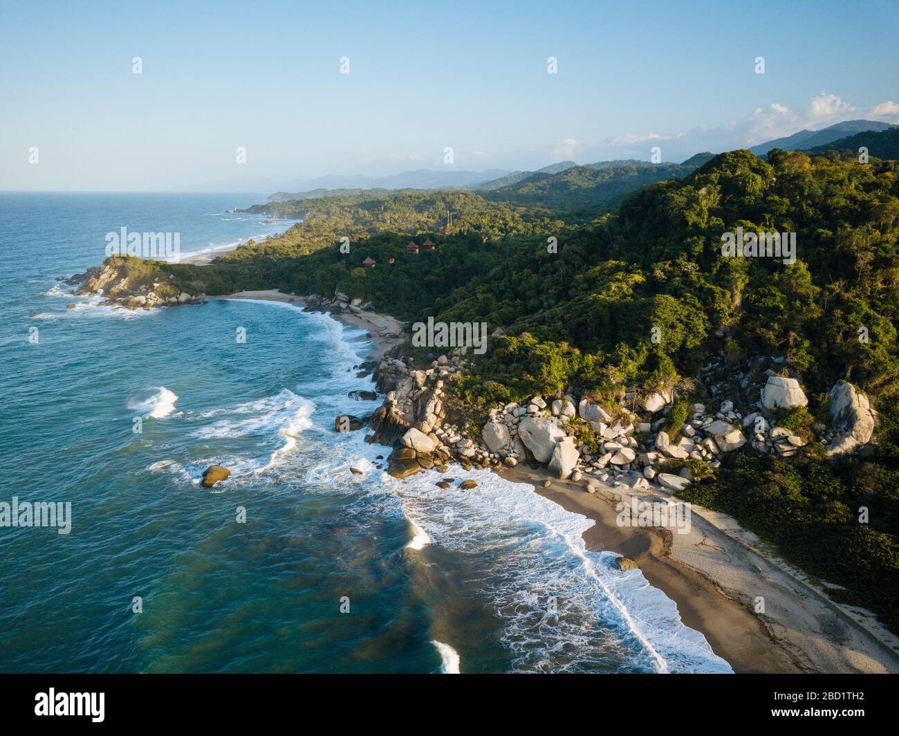 Vue aérienne par drone du parc national de Tayrona, Département Magdalena, Caraïbes, Colombie, Amérique du Sud Banque D'Images