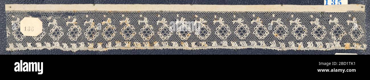Bordure. Recherche sur le bord de l'échantillon de dentelle ProgressBobbin, frontières florales; frontière du point de Lille de la fin du XVIIIe siècle Banque D'Images